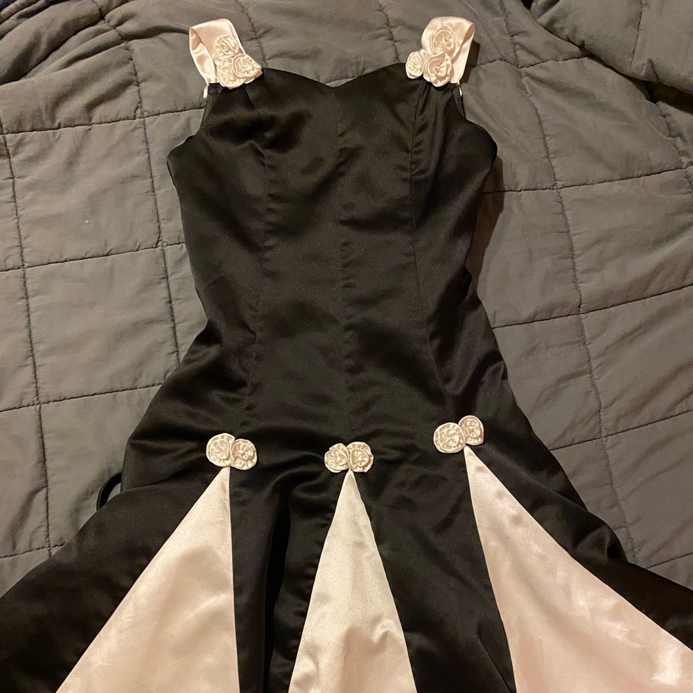 Girl’s black and white dress size 7